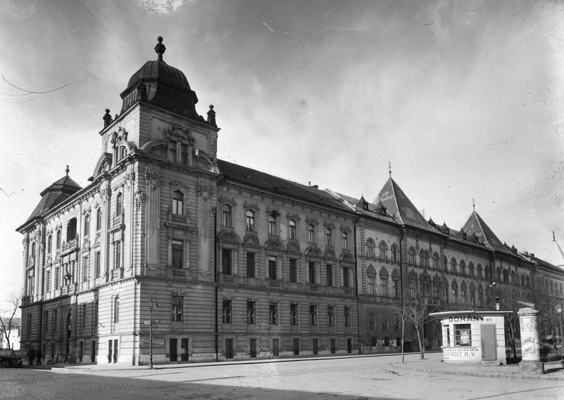 Révai Miklós utca - Városház (Szabadság) tér sarok (Rábaszabályozó Társulat palotája, később Hotel Szárnyaskerék, ma a VOKE Arany János Művelődési Háza és Könyvtára)