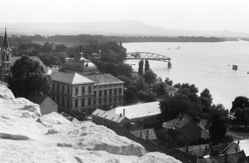 Prímási palota, háttérben a Duna és a Mária Valéria híd maradványai.