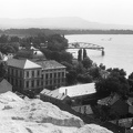 Prímási palota, háttérben a Duna és a Mária Valéria híd maradványai.