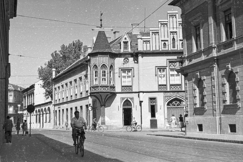 Kelemen László utca - Somogyi utca sarok a Zrínyi utcából nézve. Fekete ház.