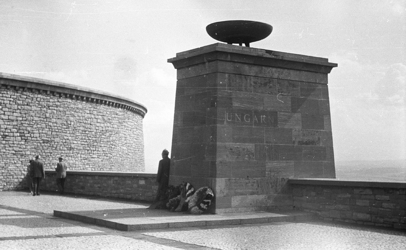 a koncentrációs tábor emlékhelye, a Nemzetek Útja. A magyar foglyok emlékoszlopa.