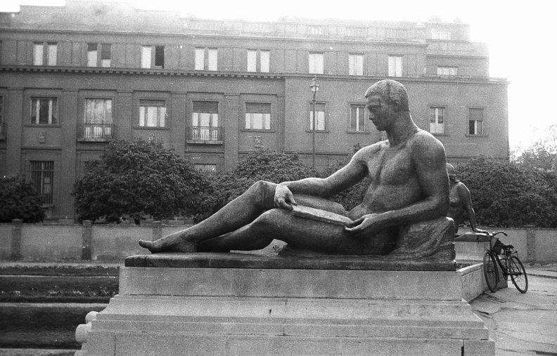 a Tudomány szobra (Medgyessy Ferenc, 1930.) a Déri Múzeum előtt.