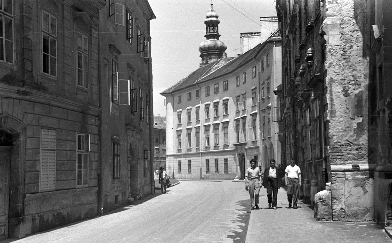 Szent György utca a Fő tér felé nézve, háttérben a Tűztorony.