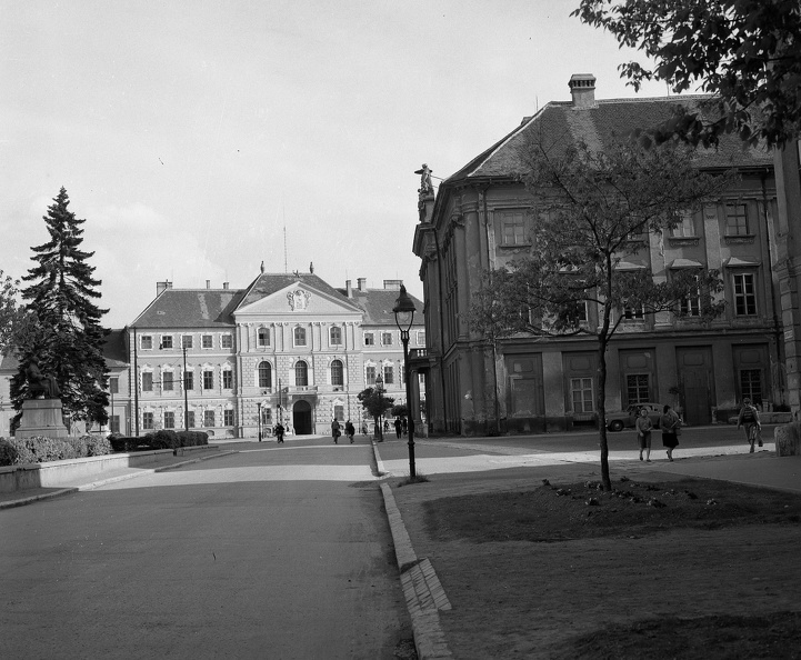 Mindszenty József tér, szemben a Megyeháza, jobbra a Püspöki Palota.