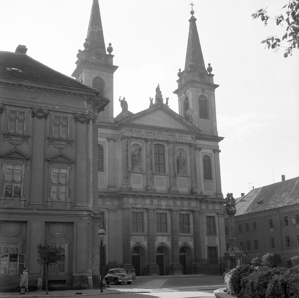 Mindszenty tér 1., Sarlós Boldogasszony Székesegyház. Balra a Püspöki Palota.
