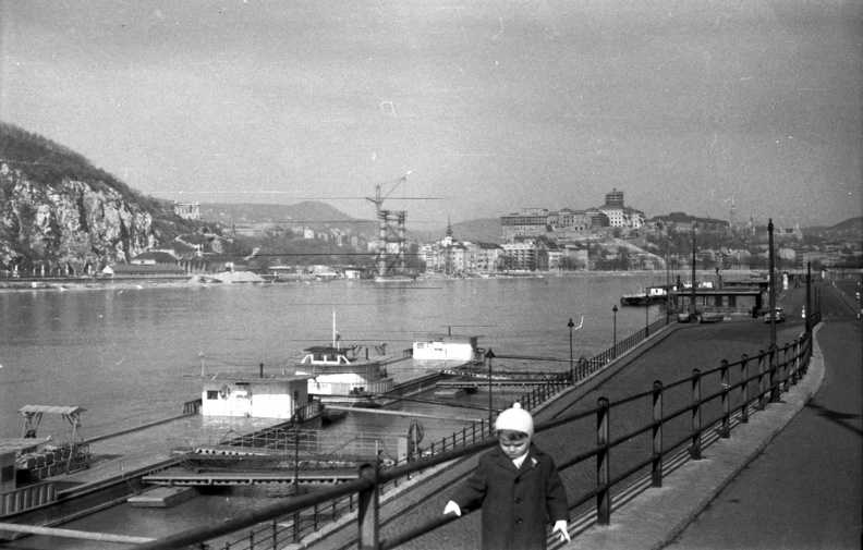 Belgrád rakpart, látkép a Szabadság hídtól az épülő Erzsébet híd budai hídfője felé nézve.