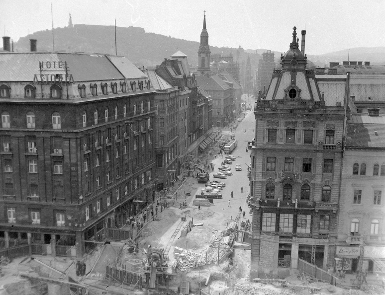 Kossuth Lajos utca az Astoria kereszteződés felől a Metró építésekor.