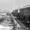 (Sztálinváros), Vörösmarty Mihály utca az Esze Tamás utca felől, háttérben a Ságvári Endre Általános Iskola (ma Hild József Szakközépiskola).