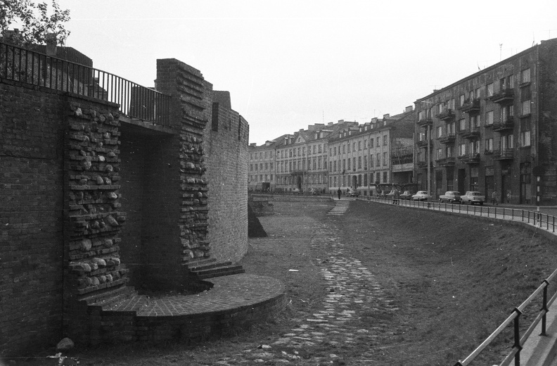 ulica Podwale az ulica Jana Kilinskiego torkolatától nézve, balra a városfal.