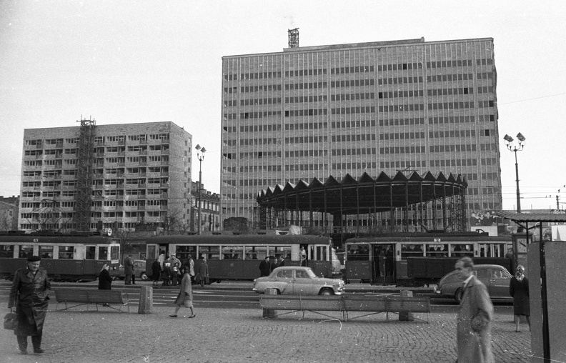 ulica Marszalkowska, szemben az épülő a PKO Bank Rotunda.
