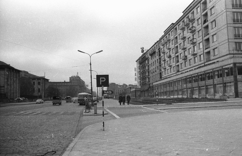 Aleje Jerozolimskie, az ulica Smolna torkolatától az ulica Nowy Swiat felé nézve.