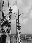 kilátás a Mátyás-templom tornyából a Parlament felé. Középen a Magyar Rádió antennája az élő, mobil adások (pl. Csúcsforgalom) lebonyolításához.