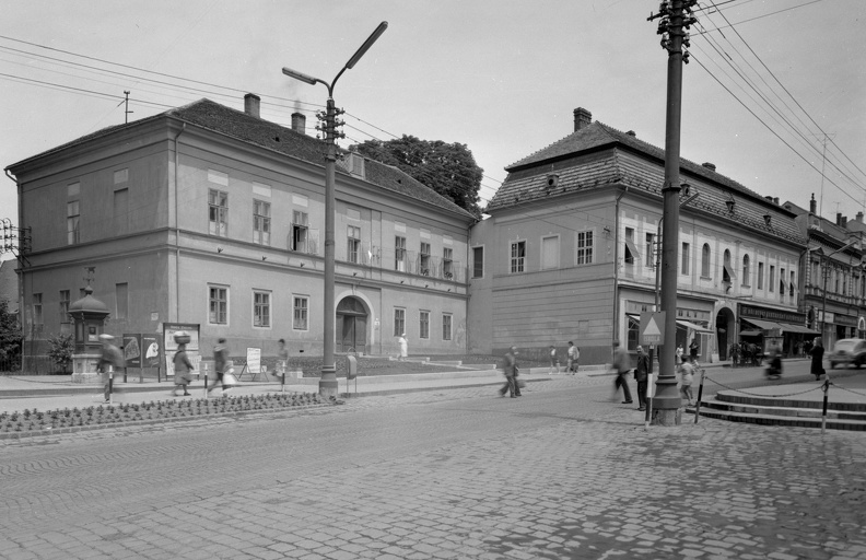 Kossuth tér, jobbra a Fő utca. Szemben a "A Haza Kis Polgárainak" épület, tőle jobbra a Dorottya-ház.