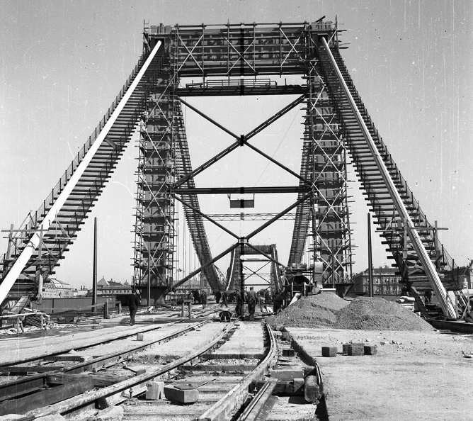 az épülő Erzsébet híd a budai hídfőtől nézve.
