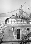 Belgrád rakpart, nemzetközi hajóállomás, háttérben az épülő Erzsébet híd.
