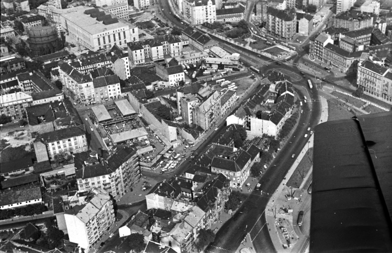légifotó Budáról. A kép középpontjában a Fény utcai piac, jobbra a Széll Kálmán (Moszkva) tér, fenn a Széna tér.