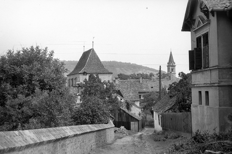 Városfal utca (Strada Zidul Cetăţii), balra a Szabó-kaputorony, a háttérben a katolikus templom tornya.