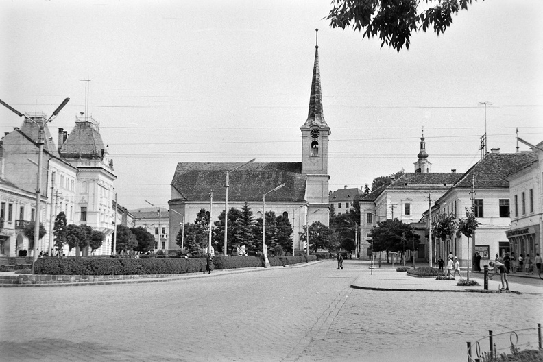 Szabadság tér, balra a városháza, szemben a református templom.