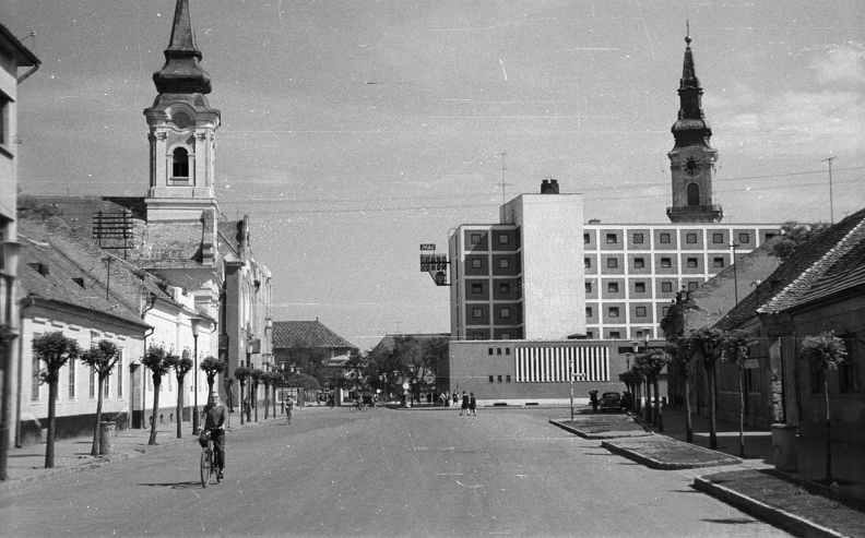 Kápolna utca a Kossuth tér felé nézve. Balra a görögkeleti szerb templom, jobbra az Aranyhomok szálló, mögötte a Nagytemplom tornya.
