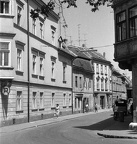 Király (Alkotmány) utca a Bécsi kapu (Köztársaság) térről nézve, jobbra az Altabak-ház.