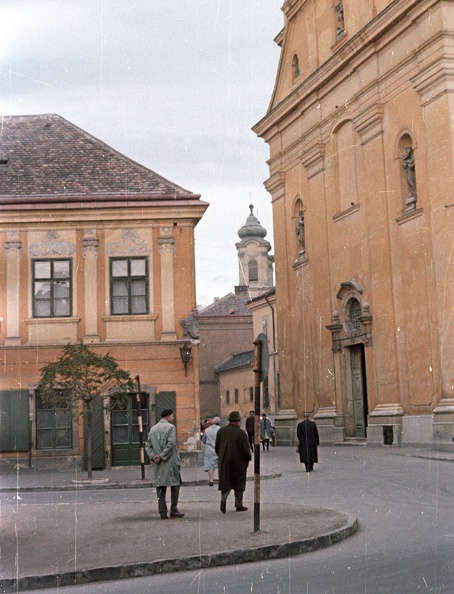 Városház tér az Oskola utca felé nézve, jobbra a Szent Imre-templom.