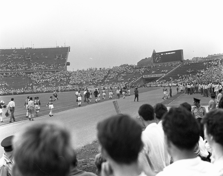1963. június 30. Ferencváros - SZEAC mérkőzés, bajnokcsapat ünneplése.
