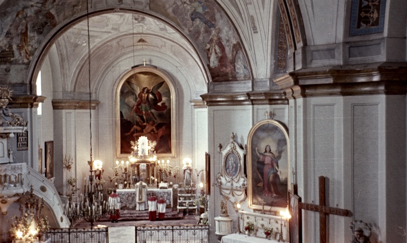 a Szent Mihály főangyal templom oltára.