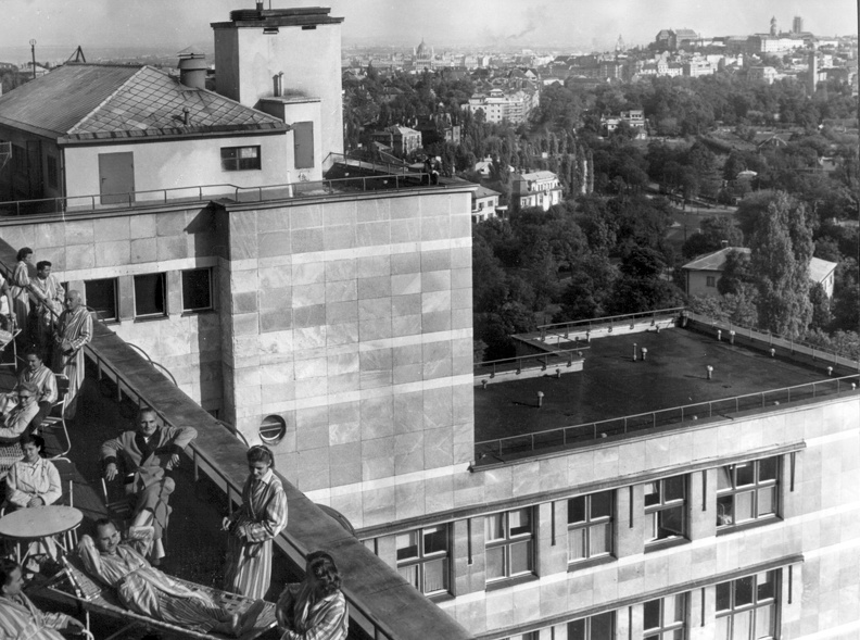Kútvölgyi úti Központi Állami Kórház (ma Semmelweis Egyetem Kútvölgyi Klinikai Tömb). Látkép a tetőterasztól a Parlament felé.