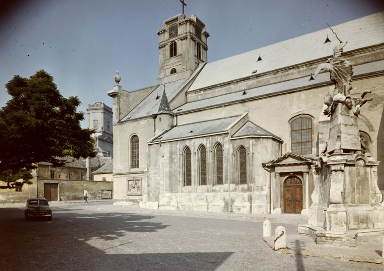 Székesegyház a Héderváry kápolnával, háttérben a Püspökvár.