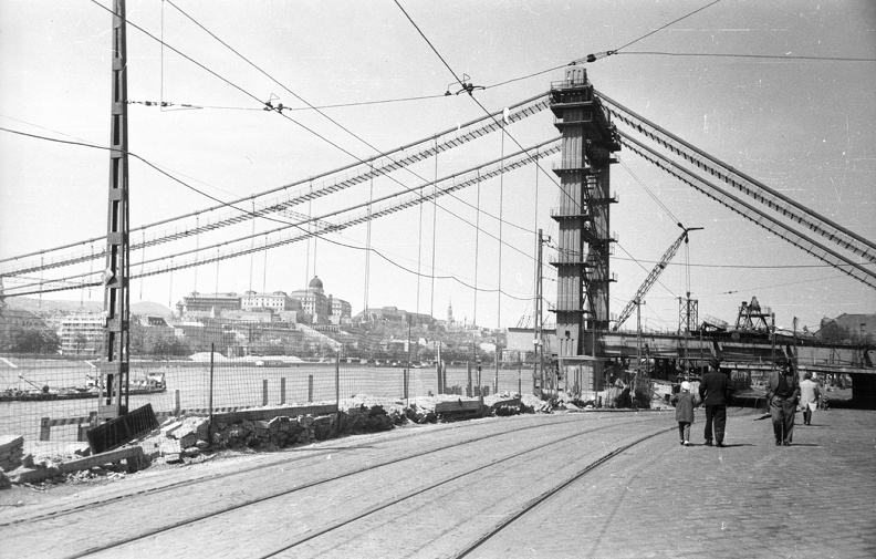 az Erzsébet híd építése a Belgrád rakpartról a pesti hídfő felé nézve.
