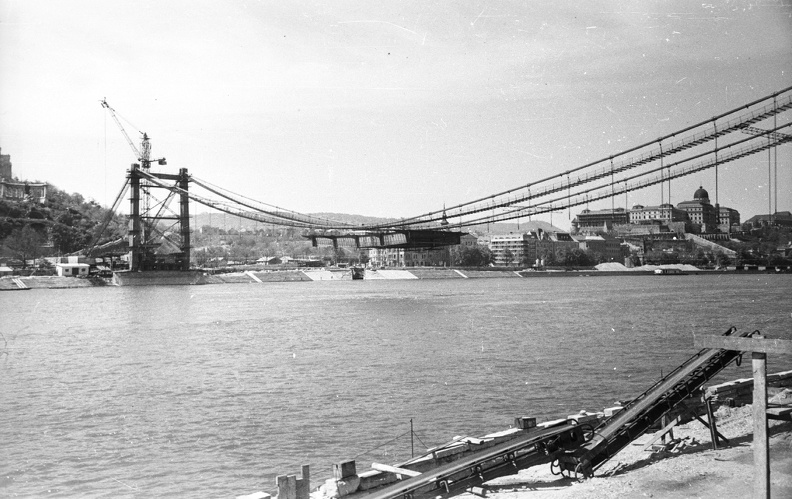 az Erzsébet híd építése a Belgrád rakpartról a budai hídfő felé nézve.