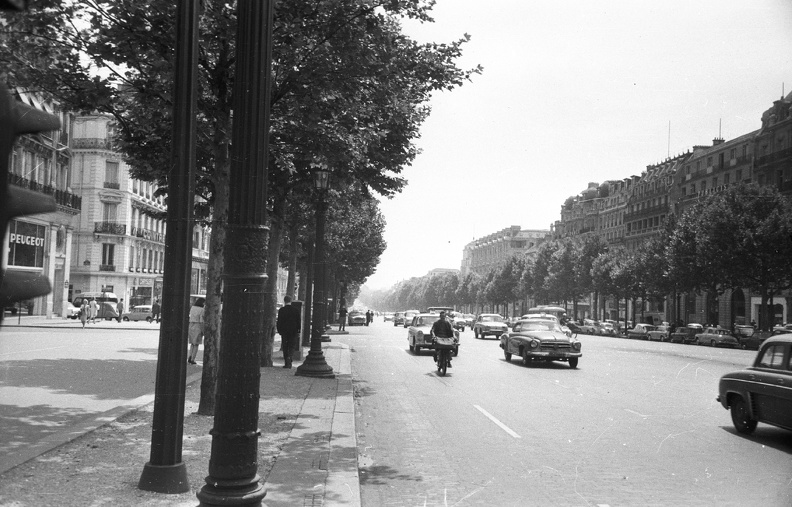 Champs Élysées a Place Charles de Gaulle felől.