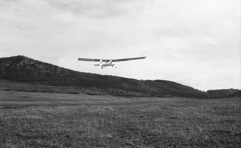 Rubik R-26S Góbé vitorlázó repülőgép, háttérben az Újlaki-hegy.
