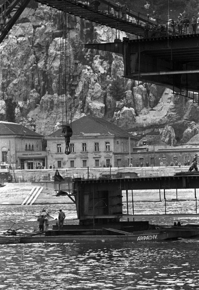 az Erzsébet híd építése, beemelésre váró pályaegység, háttérben a Rudas fürdő.