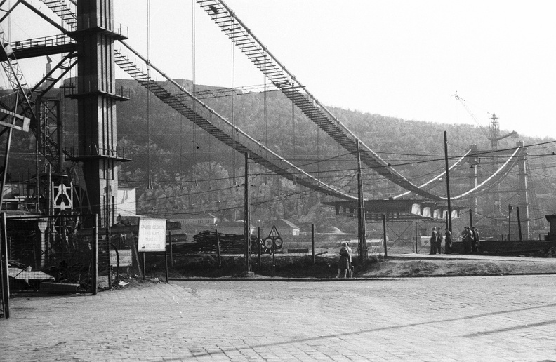 Március 15. tér, az épülő Erzsébet híd a Gellért-hegy felé nézve.