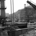 az Erzsébet híd építése, az utolsó előtti pályaegység beemelése a pesti hídfőnél. Háttérben a Március 15. tér házai.