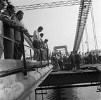 az Erzsébet híd építése az utolsó pályaegység beemelésekor.