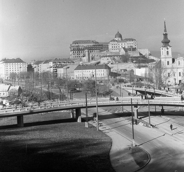 Döbrentei tér, az Erzsébet híd lehajtója. Szemben a Királyi Palota.