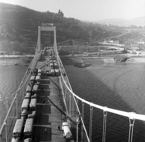 az Erzsébet híd terheléspróbája, a pesti kapuzatról Buda felé nézve.