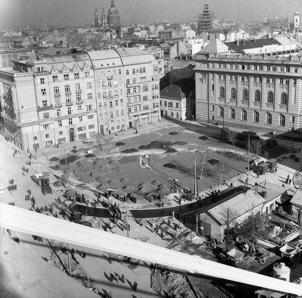 Március 15. tér az épülő Erzsébet híd pesti kapuzatáról nézve.