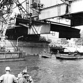 az Erzsébet híd építése, Ady Endre úszódaru az utolsó pályaegység beemelésekor a budai hídfőnél.