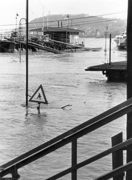 Bem rakparti hajókikötő az 1965-ös árvízkor, háttérben a Gellérthegy.