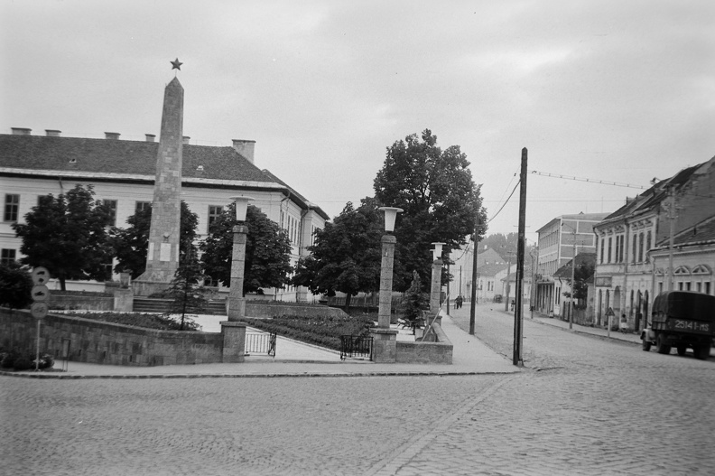 Szovjet Hősök emlékműve, jobbra a Petőfi Sándor utca, balra a háttérben a Petőfi Sándor Általános Iskola (egykori Csíkmegyei Polgári Leányiskola).