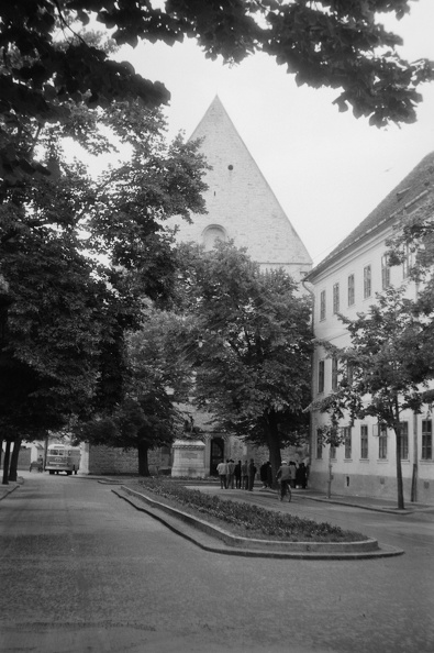 Farkas utcai református templom, előtte a Kolozsvári testvérek Szent György szobra.