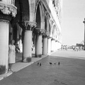Szent Márk tér, a Dózse-palota oszlopsora. Szemben a gránitoszlopon Velence jelképe a szárnyas oroszlán.