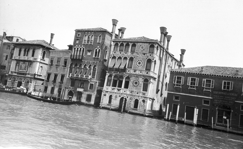 Canal Grande, középen a Palazzo Barbaro Wolkoff és a Palazzo Dario.