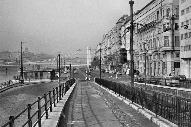 Belgrád rakpart a Szabadság híd és az Erzsébet híd között.