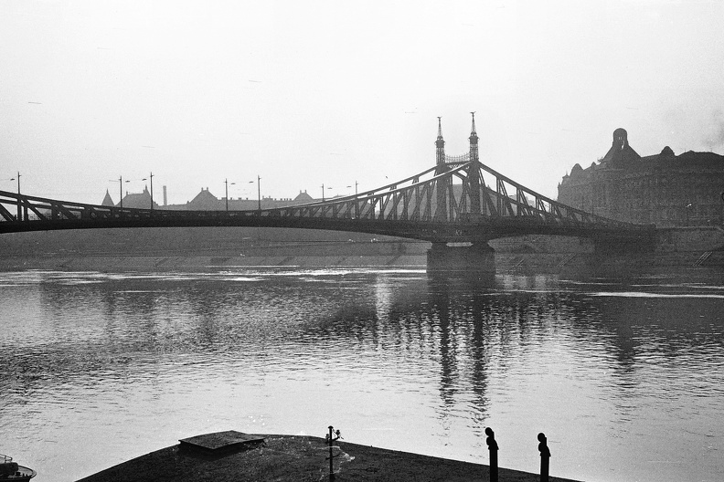 Szabadság híd, látkép a Belgrád rakpartról a Szent Gellért tér felé nézve.
