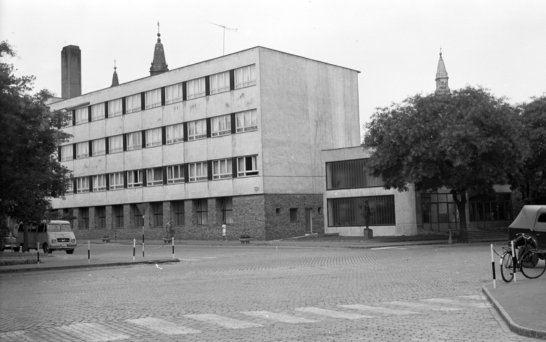 Katona József tér, Zeneiskola, ma a Bács-Kiskun megyei Önkormányzat pedagógiai intézete.