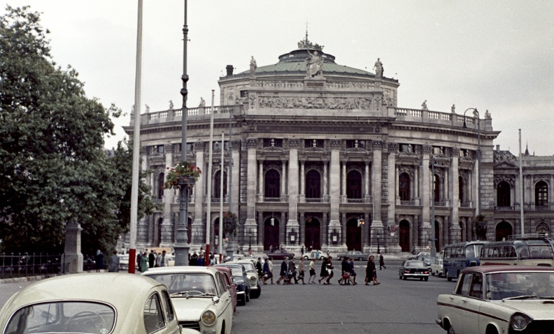 a Burgtheater a Városháza felől nézve.